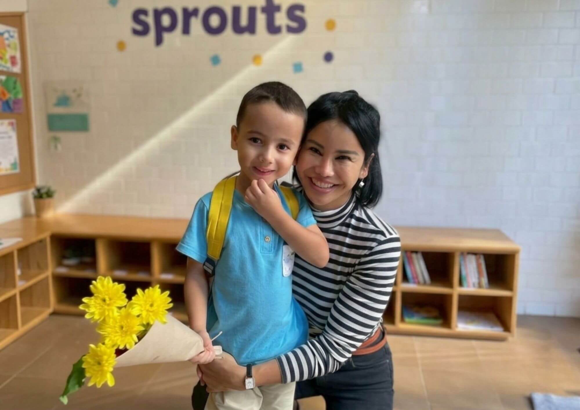 ผู้ปกครองส่งลูกเข้าโรงเรียนอนุบาล