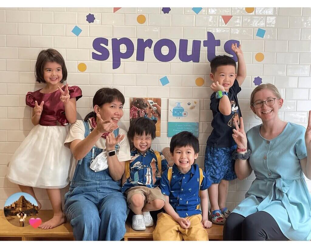 เด็ก ๆ มีความสุขที่ Sprouts โรงเรียนอนุบาลนานาชาติในกรุงเทพฯ กำลังยิ้มแย้มและเล่นอย่างสนุกสนาน<br>